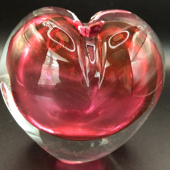 Heart hand blown paper weight - Picture 3 of 8
